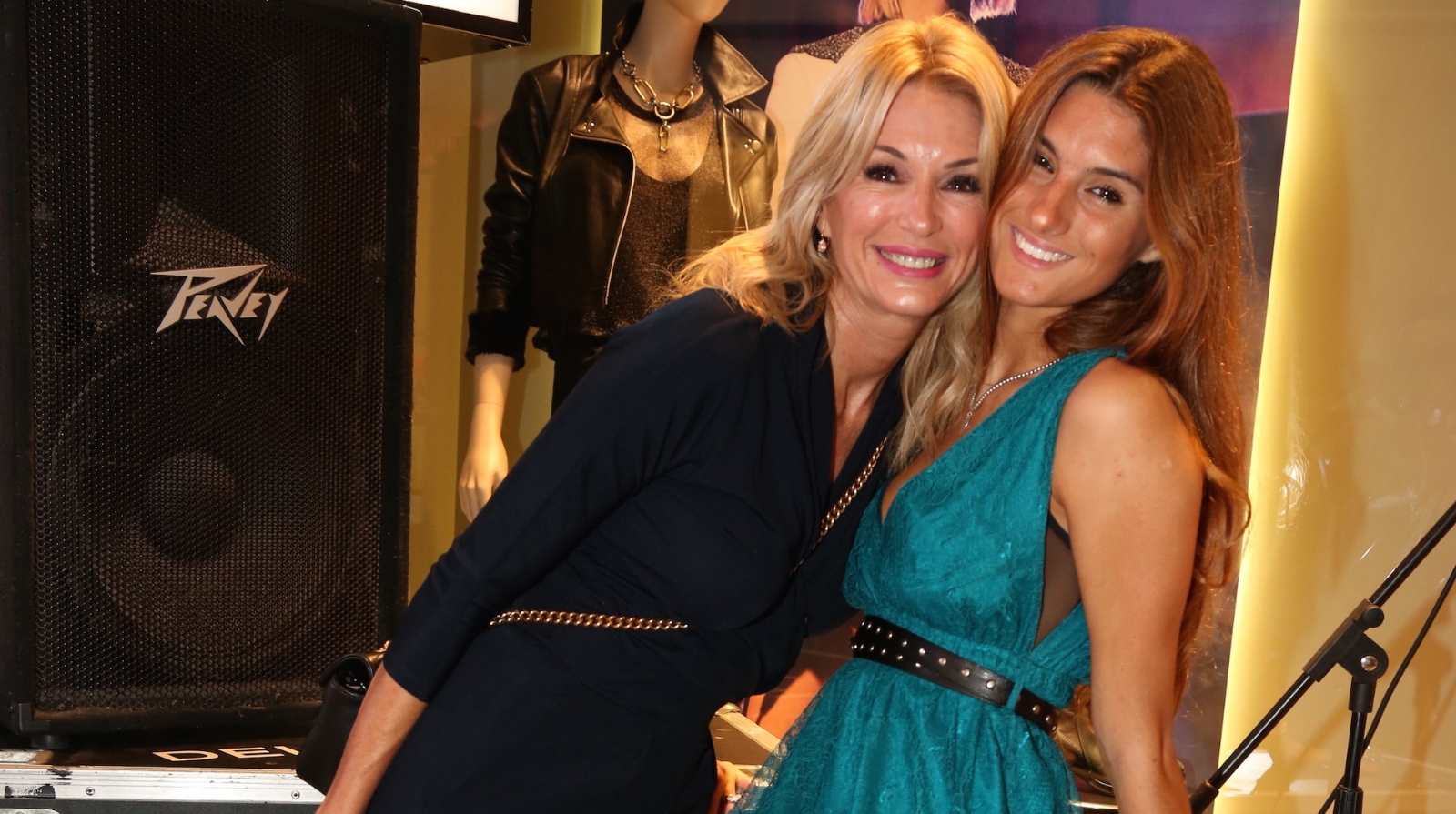 GENTE-Yanina-y-Lola-Latorre-en-DELAOSTIA-Inauguracion-Alcorta-21