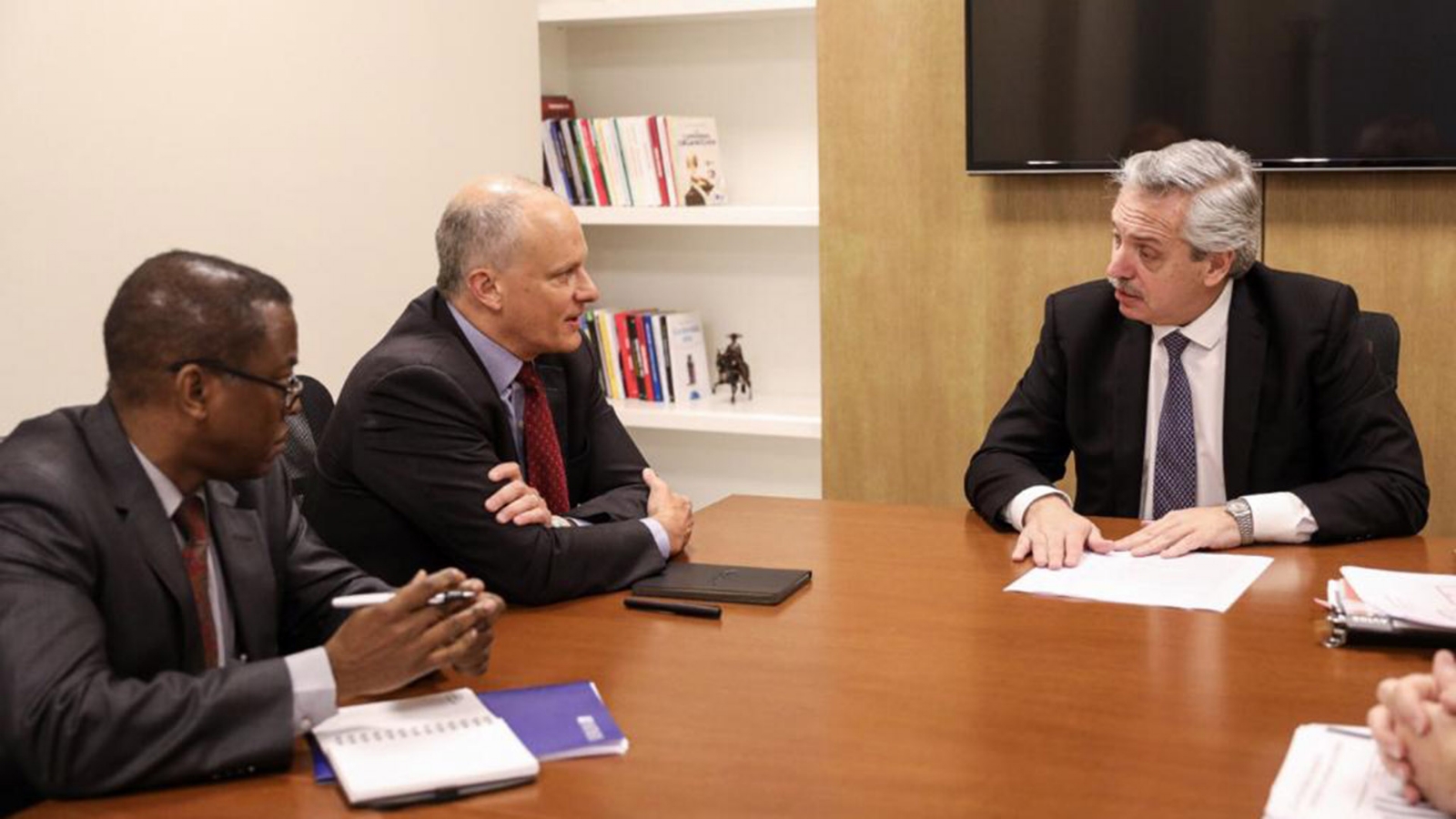 alberto-fernandez-con-alejandro-werner-y-Trevor-Alleyn-fmi