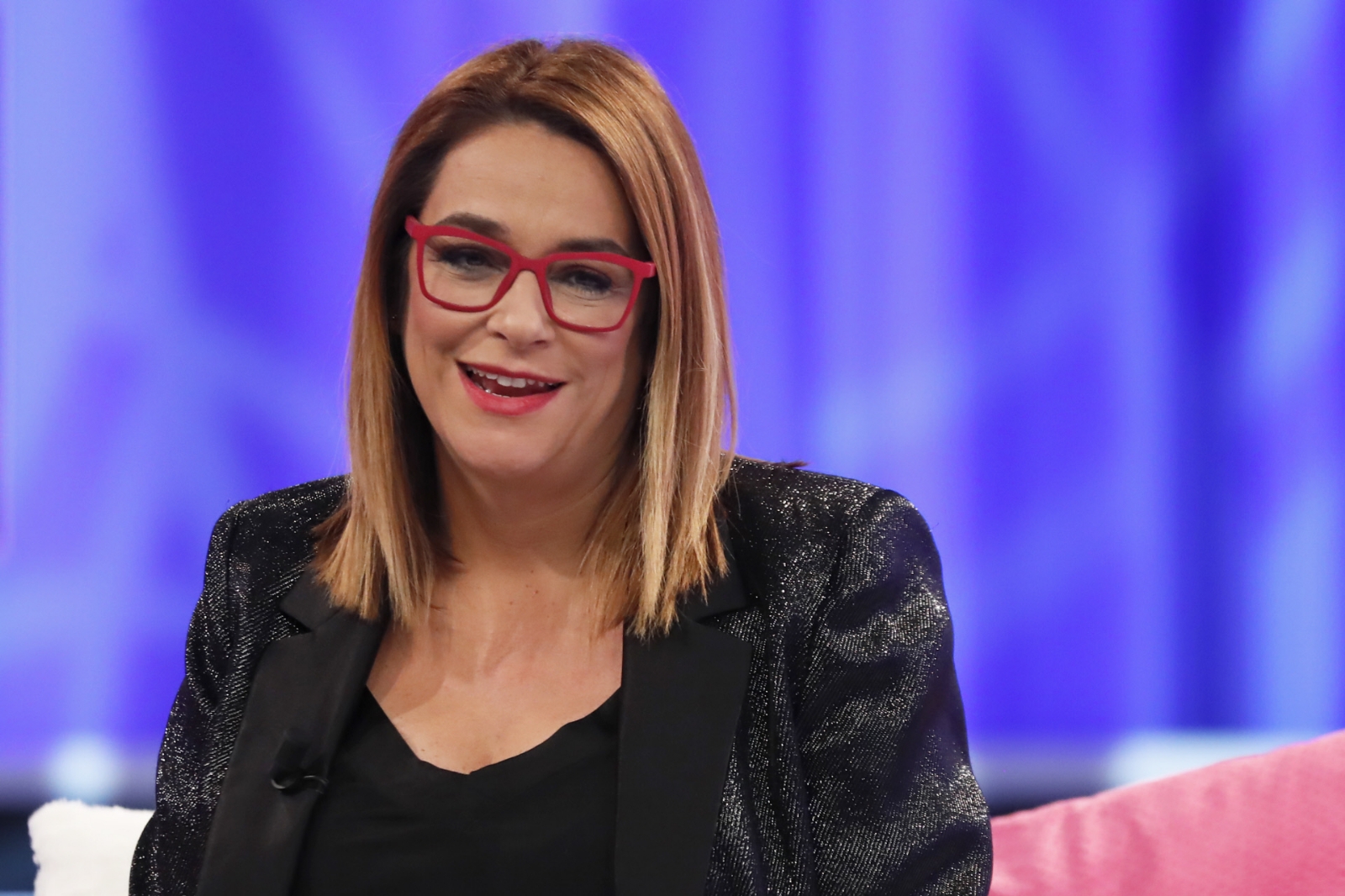 Toñi Moreno - anteojos rojos