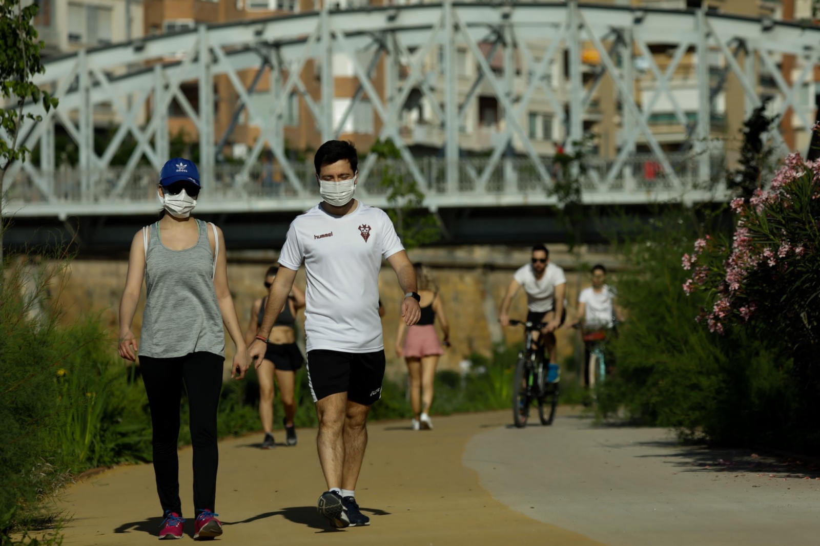 personas-haciendo-ejercicio-con-mascarilla-tras-la-cuarentena-ep
