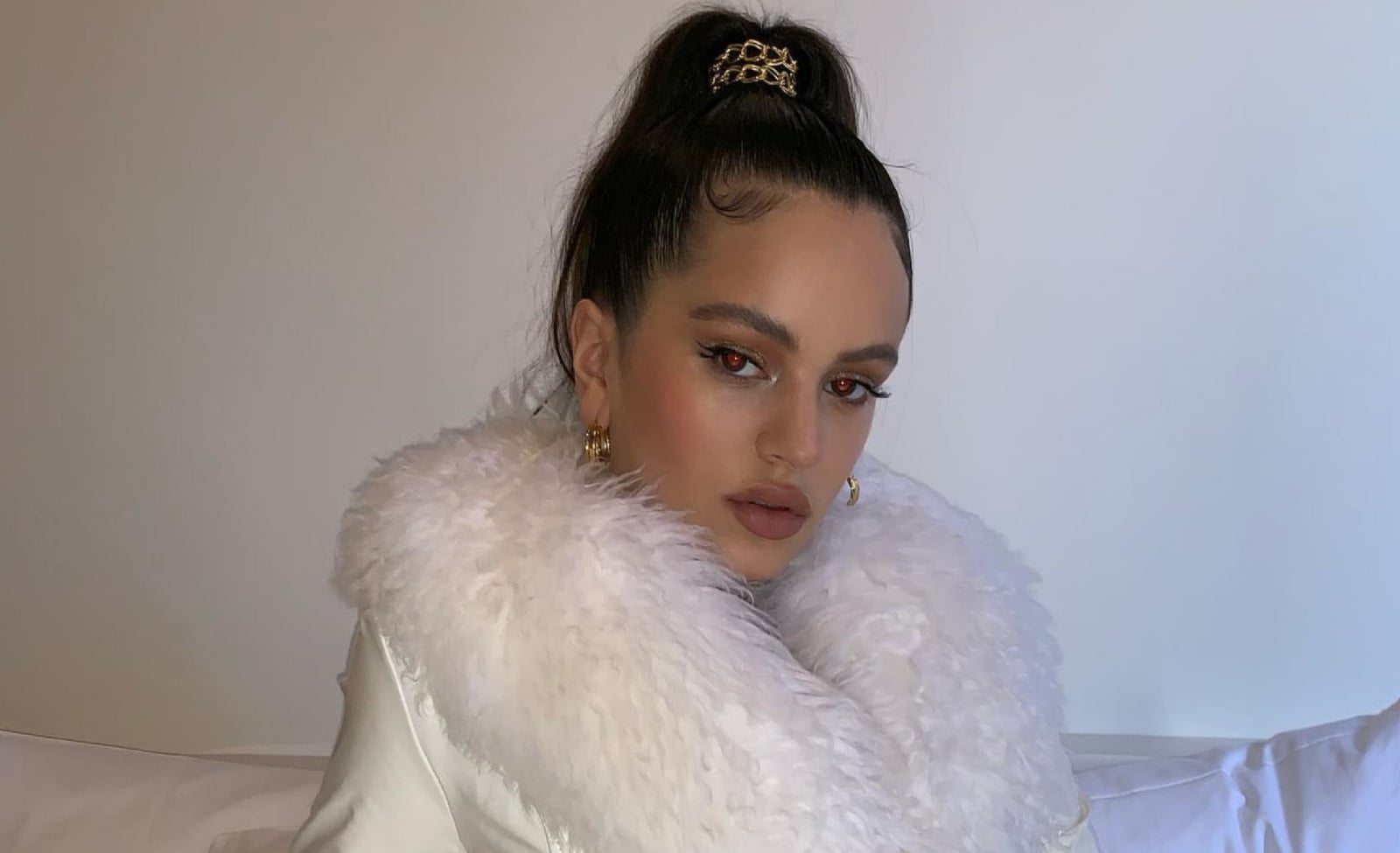 Rosalía - plumas - blanco