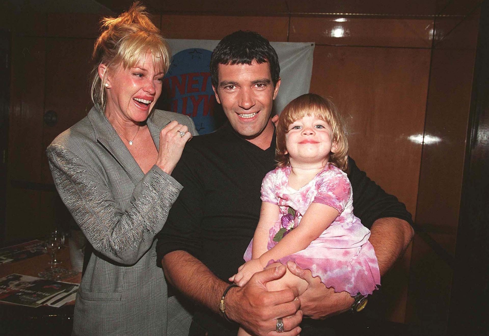 Antonio Banderas y Melanie Griffith - con su hija