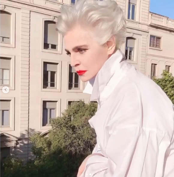 Antonia Dell’Atte cabello blanco