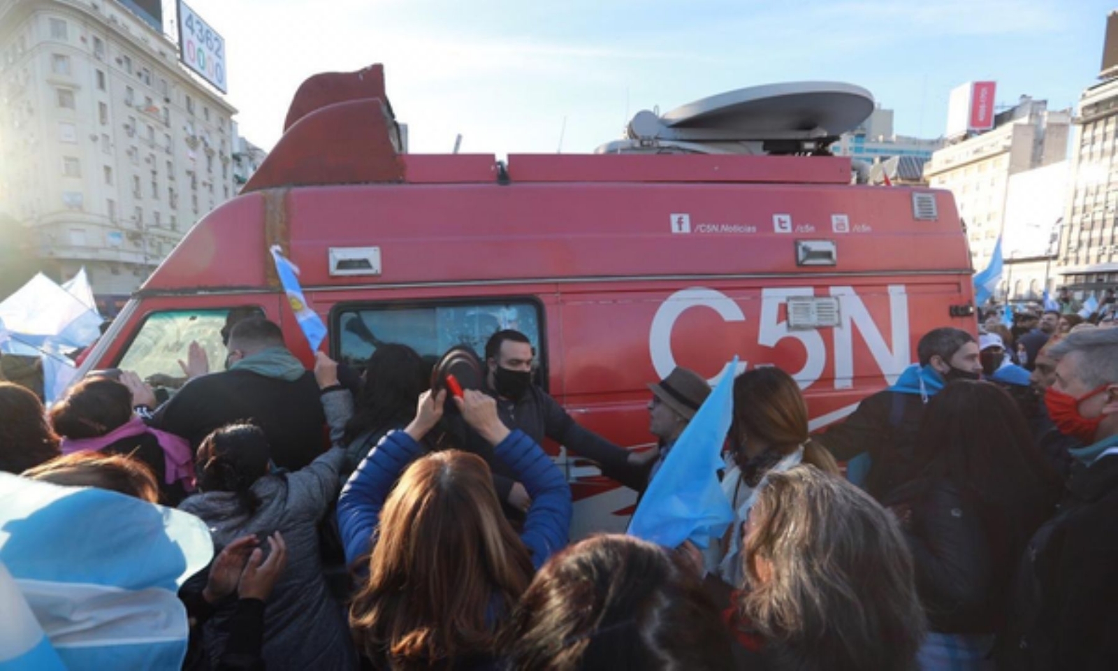 El-momento-en-el-cual-fue-atacado-el-movil-de-C5N