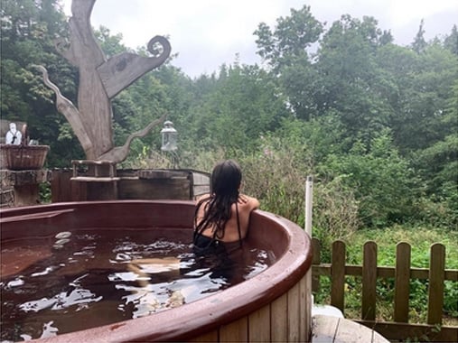 Elena Furiase en un jacuzzi