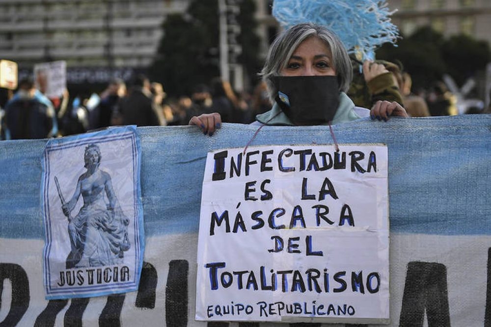 nota-1608834-banderazo-obelisco-rechazo-cuarentena-criticas-gobierno-ataque-trabajadores-prensa-951174