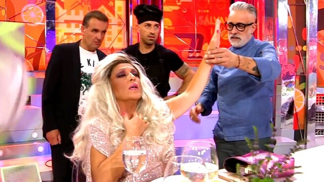 Lydia-Lozano-ayudada-companeros_2248885098_14767409_660x371