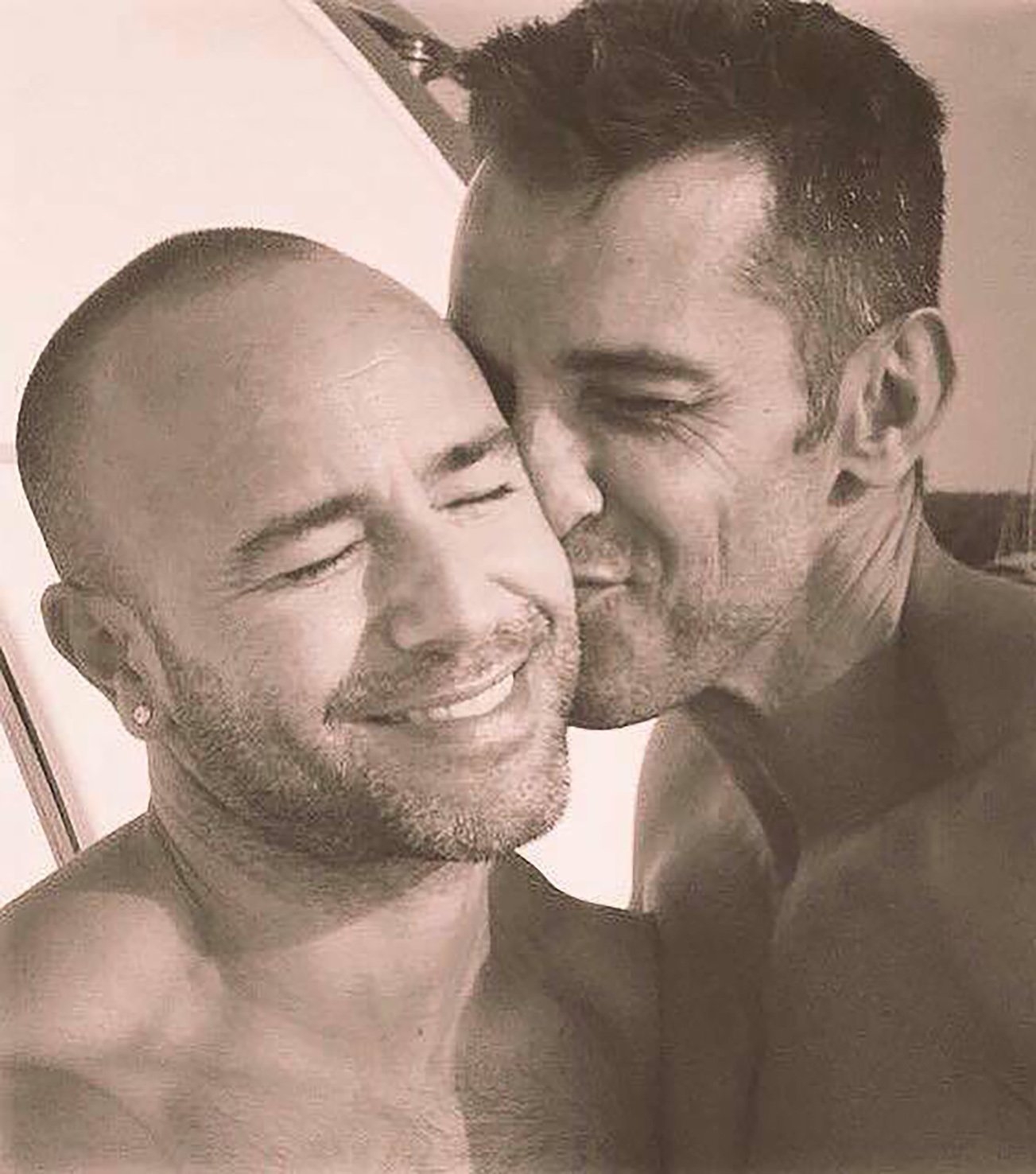 Jesús Vázquez y su marido - beso
