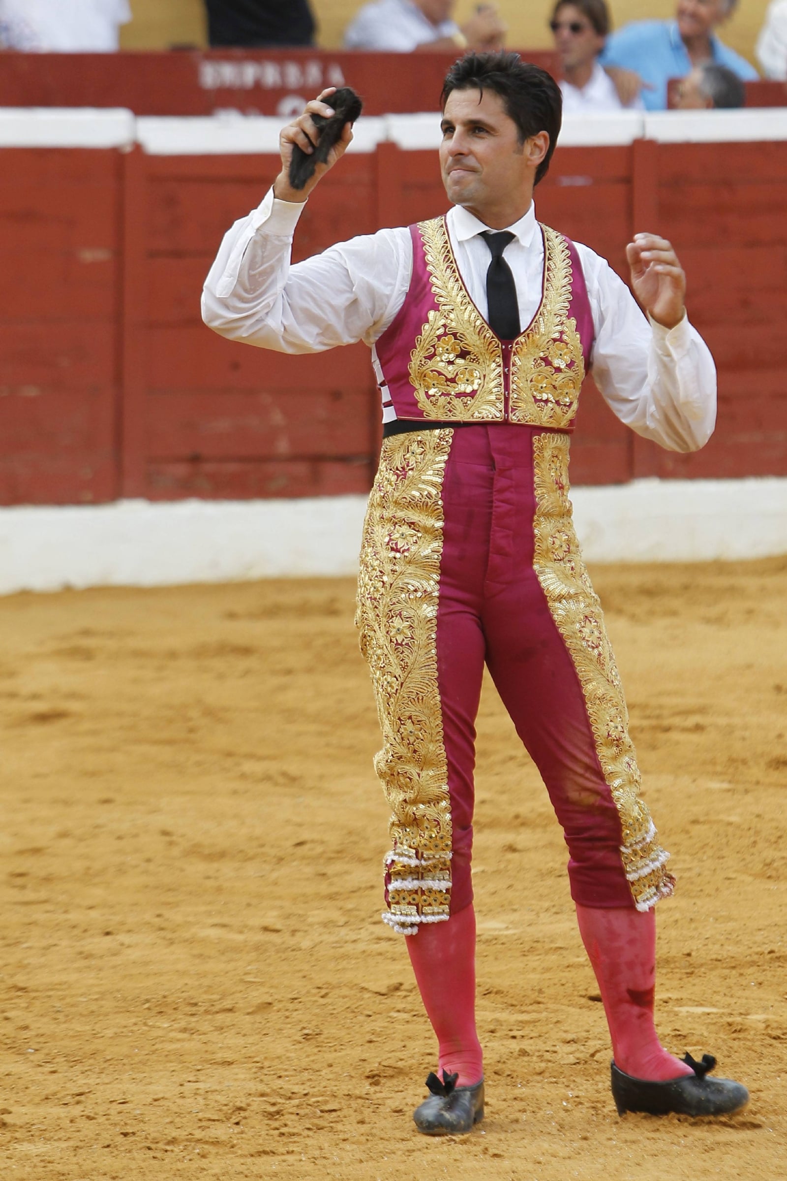 fran_rivera_recibio_dos_orejas