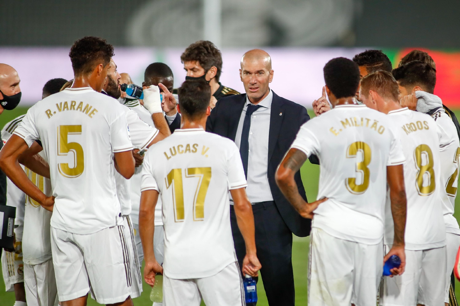 europapress-3230723-zinedine-zidane-head-coach-of-real-madrid-talks-to-the-team-during-the-liga
