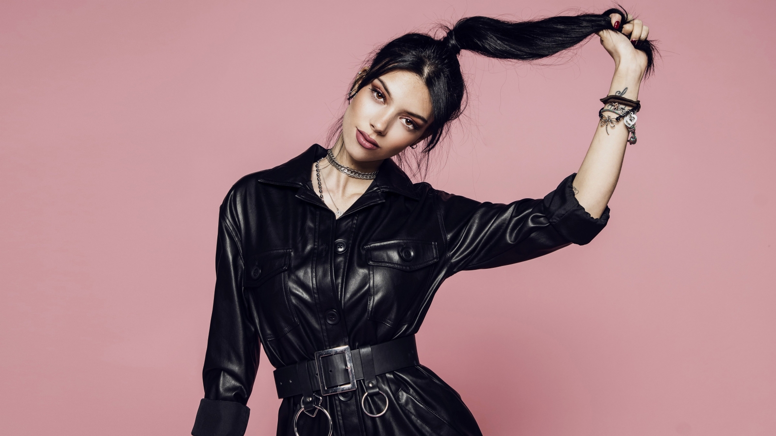 Alejandra Rubio - fondo rosa