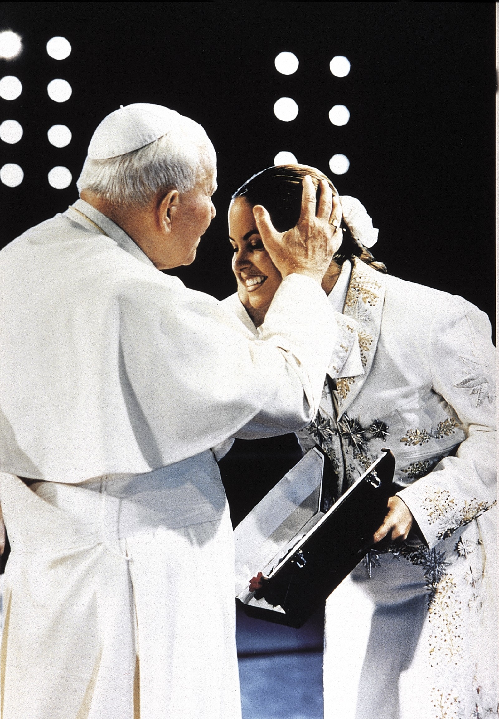 LUCERO Y EL PAPAA