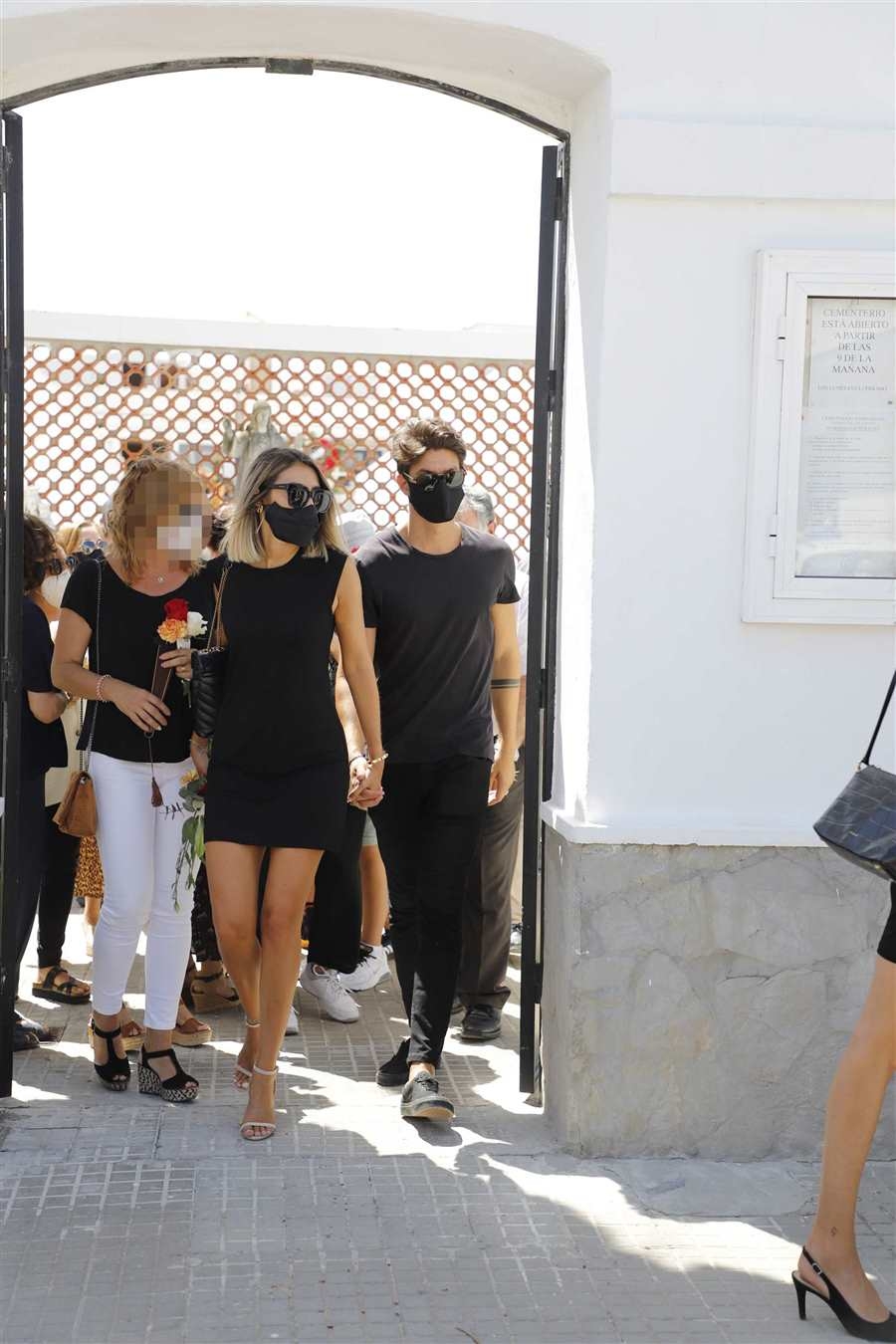 Anna Ferrer y su novio en el funeral 01