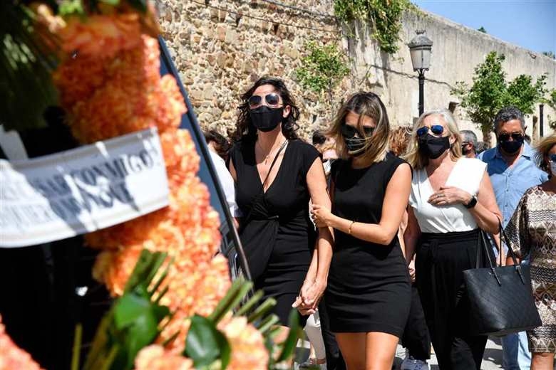 Paz padilla y su hija en el funeral de su marido