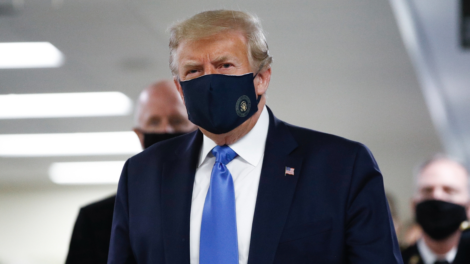 Pres.-Trump-wearing-a-mask