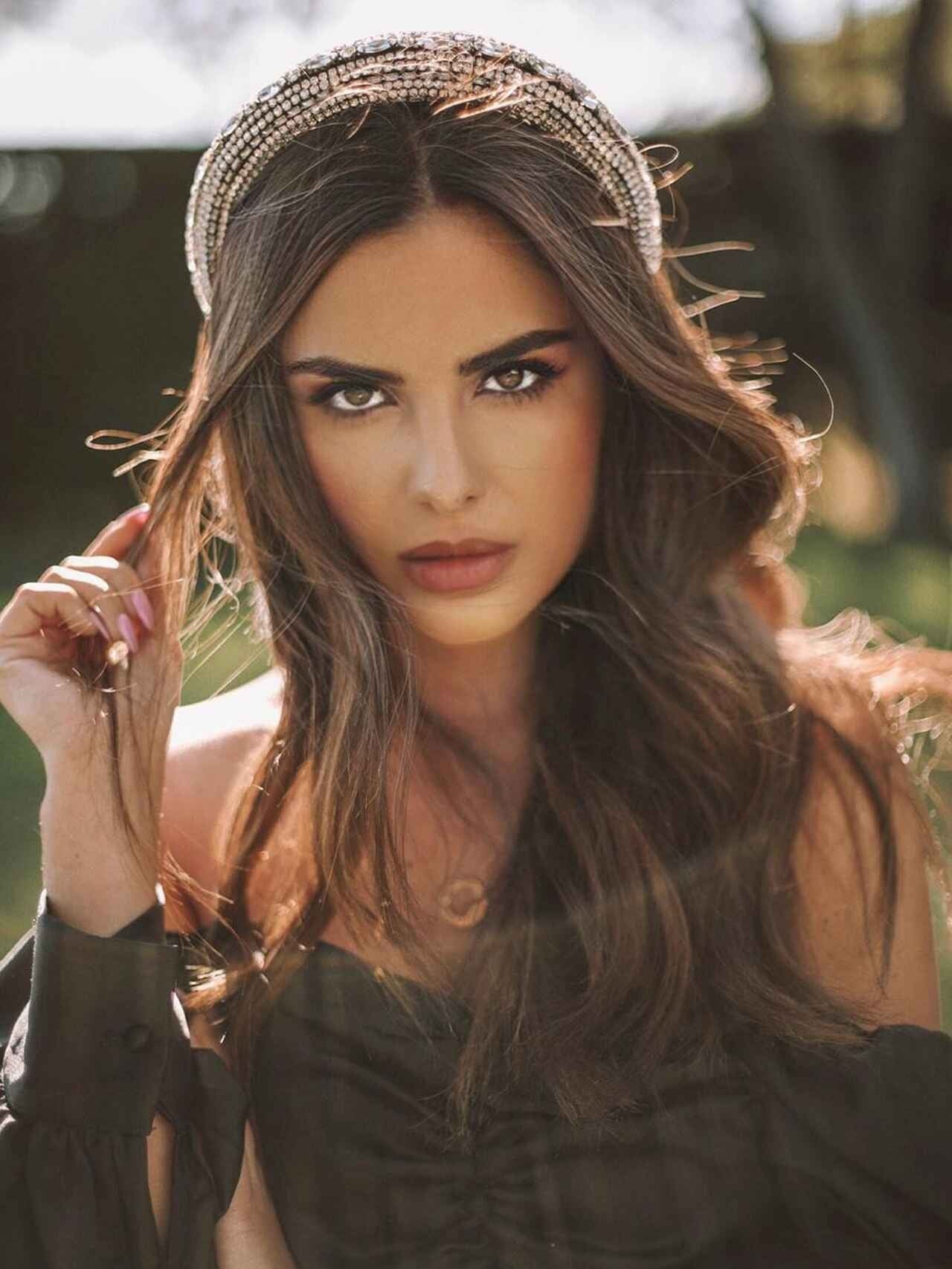 Alexia Rivas - mirada fija