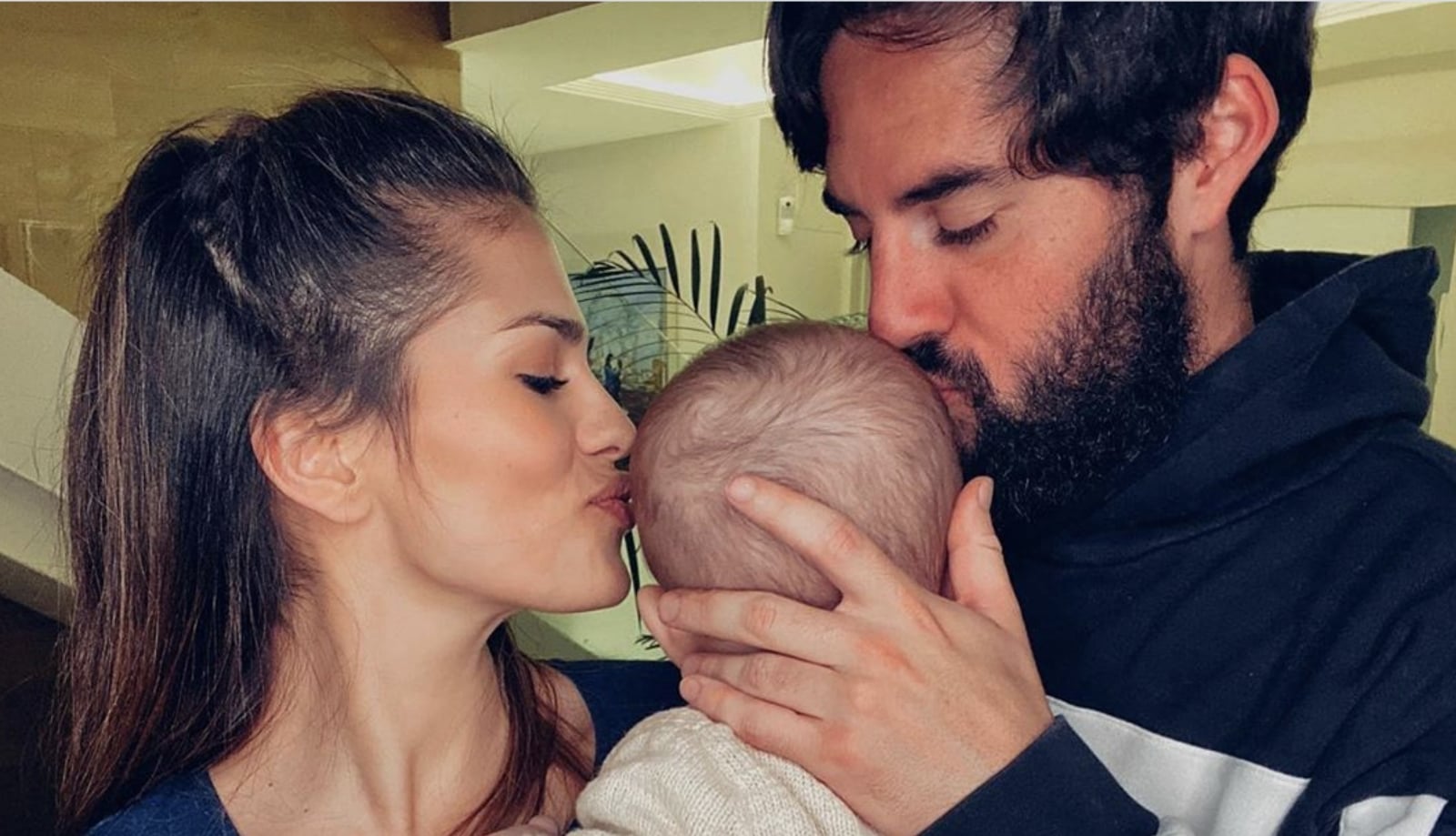 Sara Sálamo e Isco Alarcón besan a su hijo