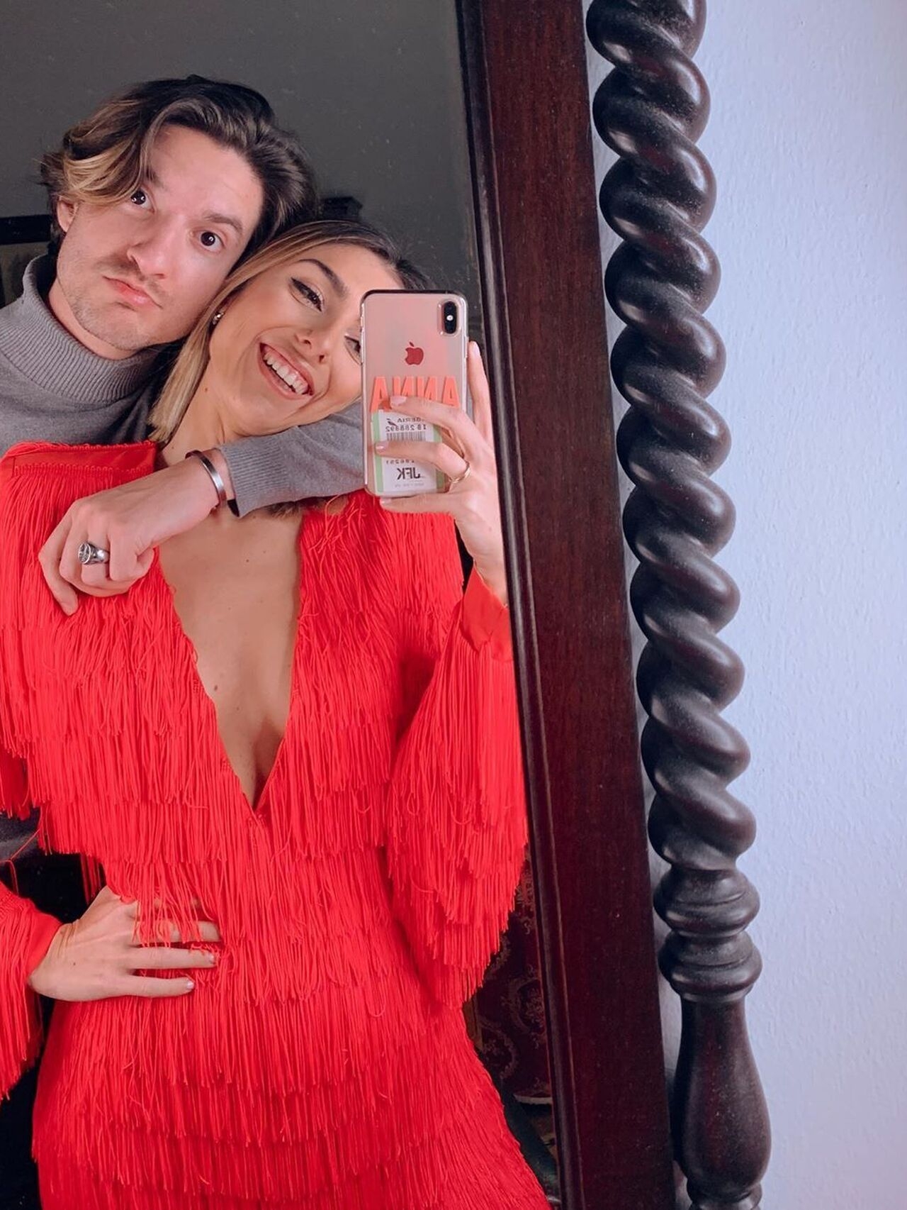 Anna Ferrer y su novio - frente al espejo
