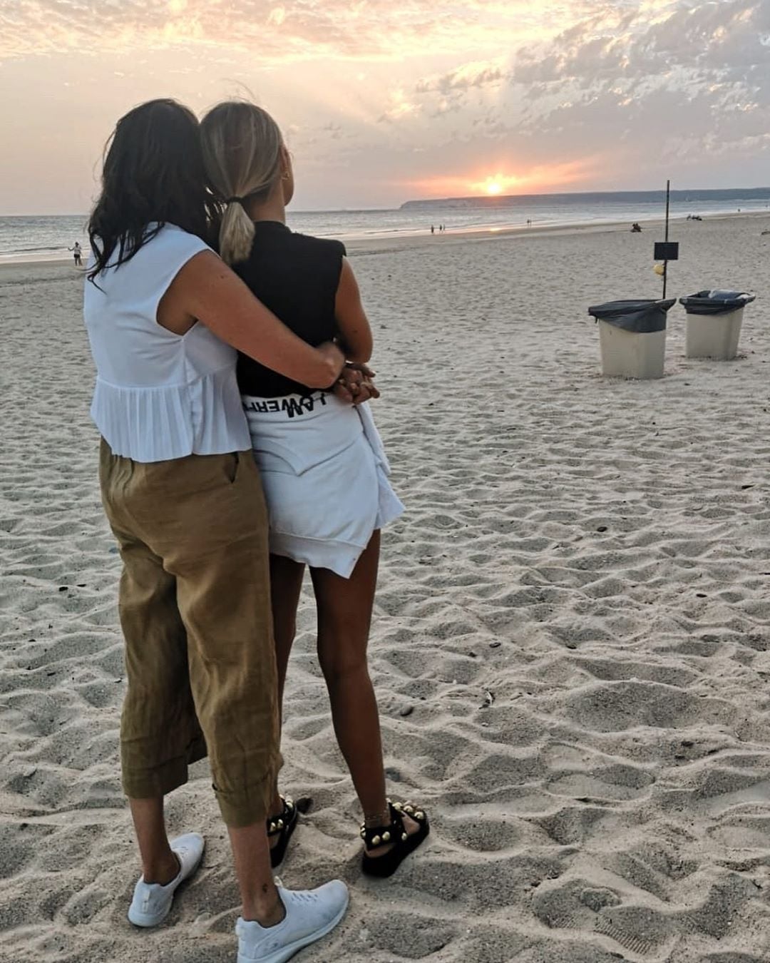 Anna Ferrer y Paz Padilla - mirando al mar