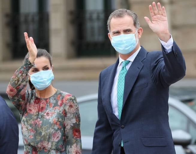 bilbao-17-07-2020-el-rey-felipe-vi-y-la-reina-letizia-saludan-a-un-grupo-de-ciudadanos-durante-su-visita-al-museo-de-bellas-artes-donde-mantuvieron-un-encuentro-con-un-grupo-de-empresarios-este-viernes-en-bilbao-