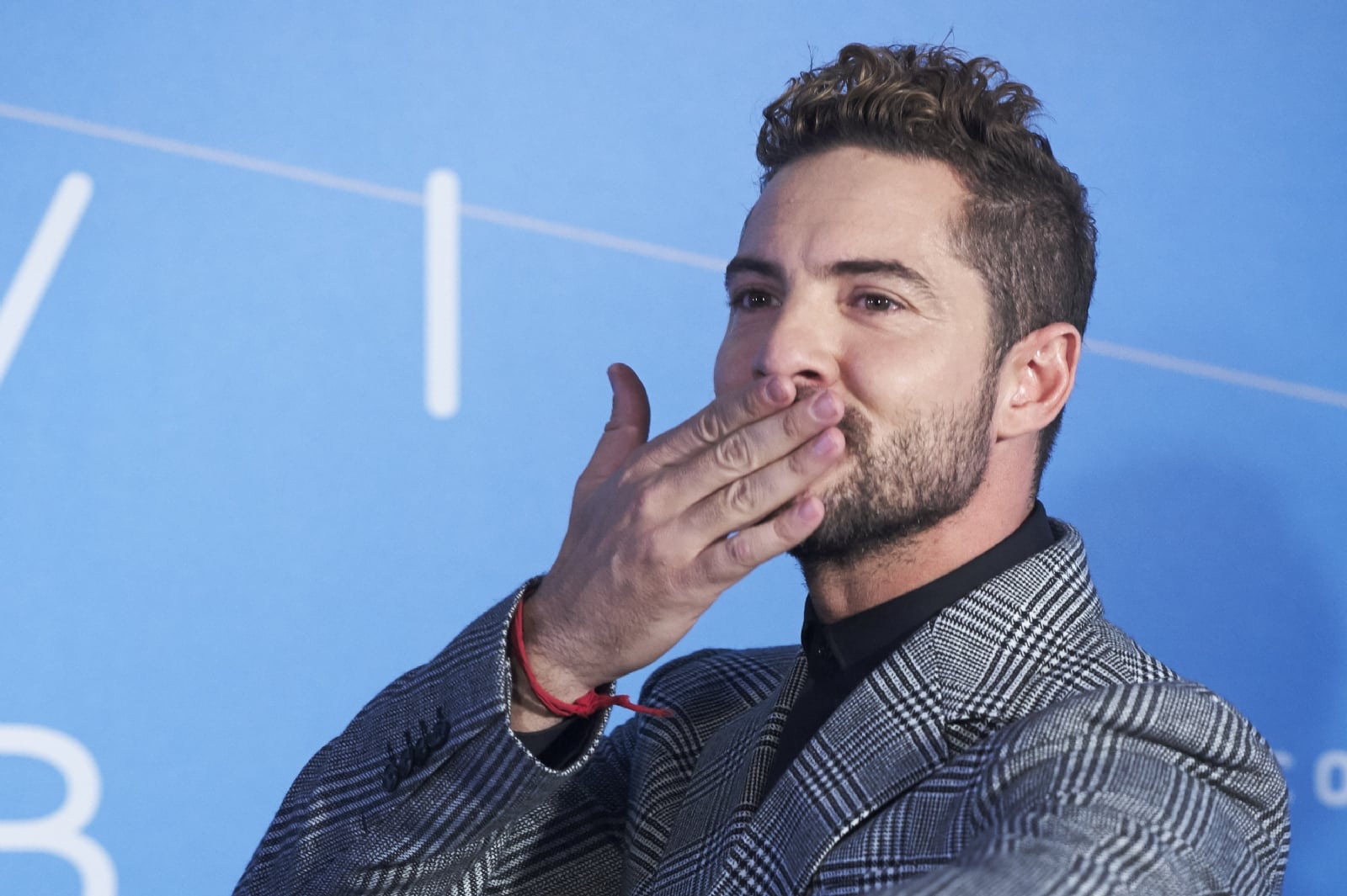 David Bisbal - lanza un beso