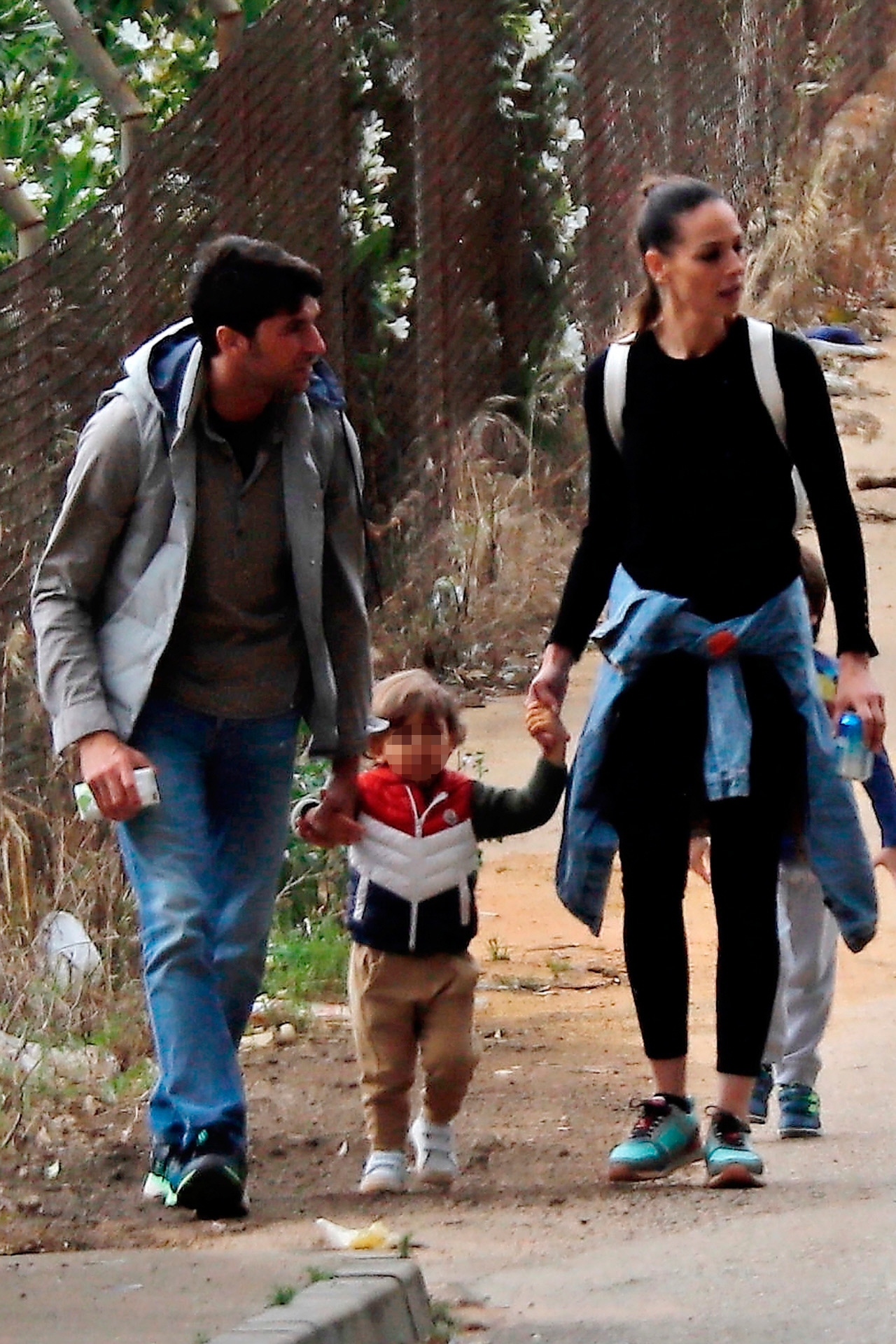 Eva-Gonzalez y Cayetano-Rivera con su hijo
