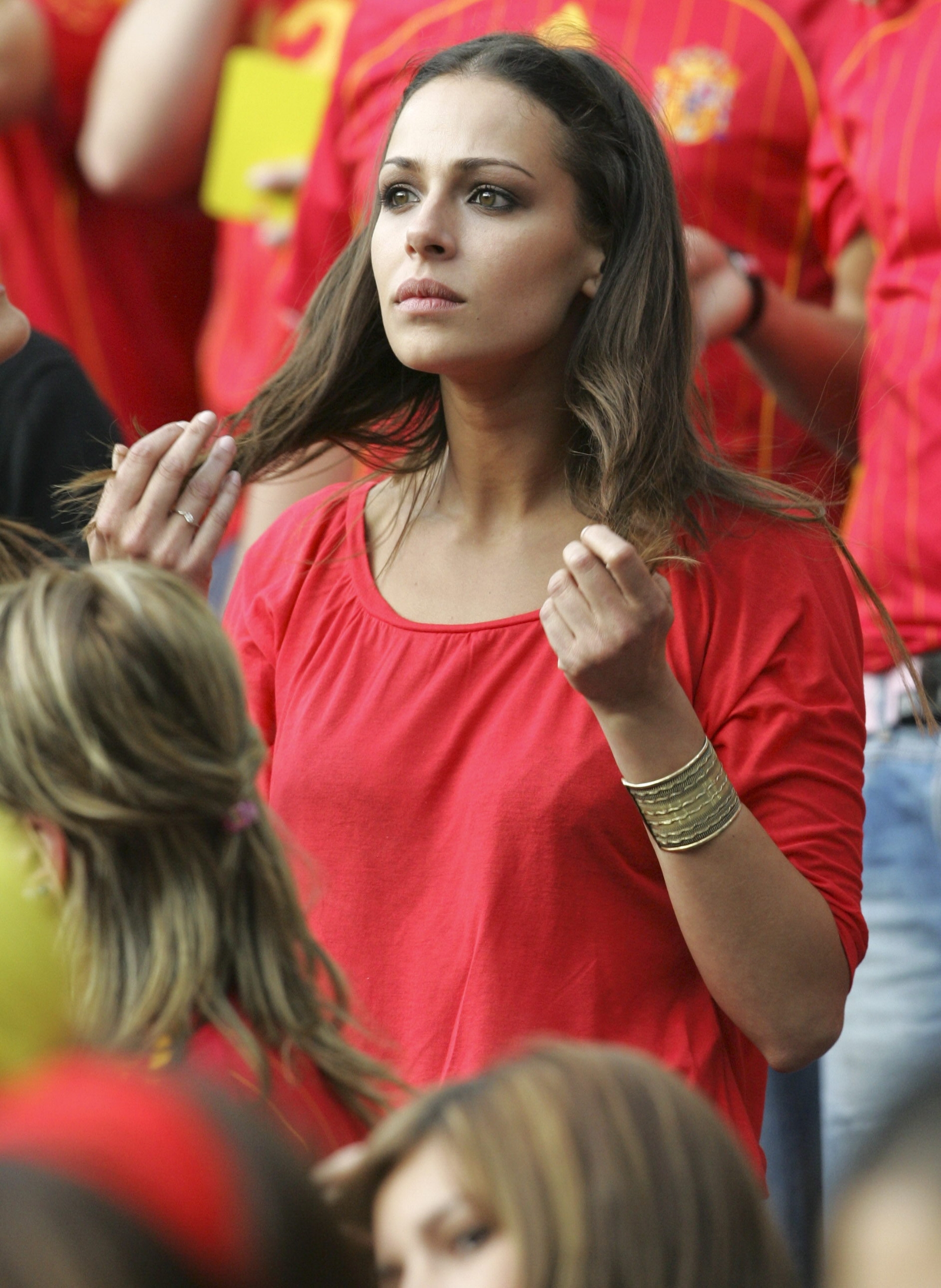 Eva González - rostro serio