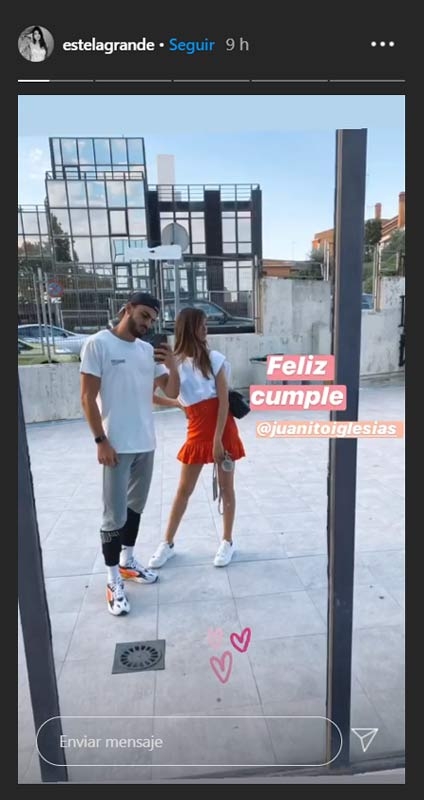 Estela Grande - junto al futbolista