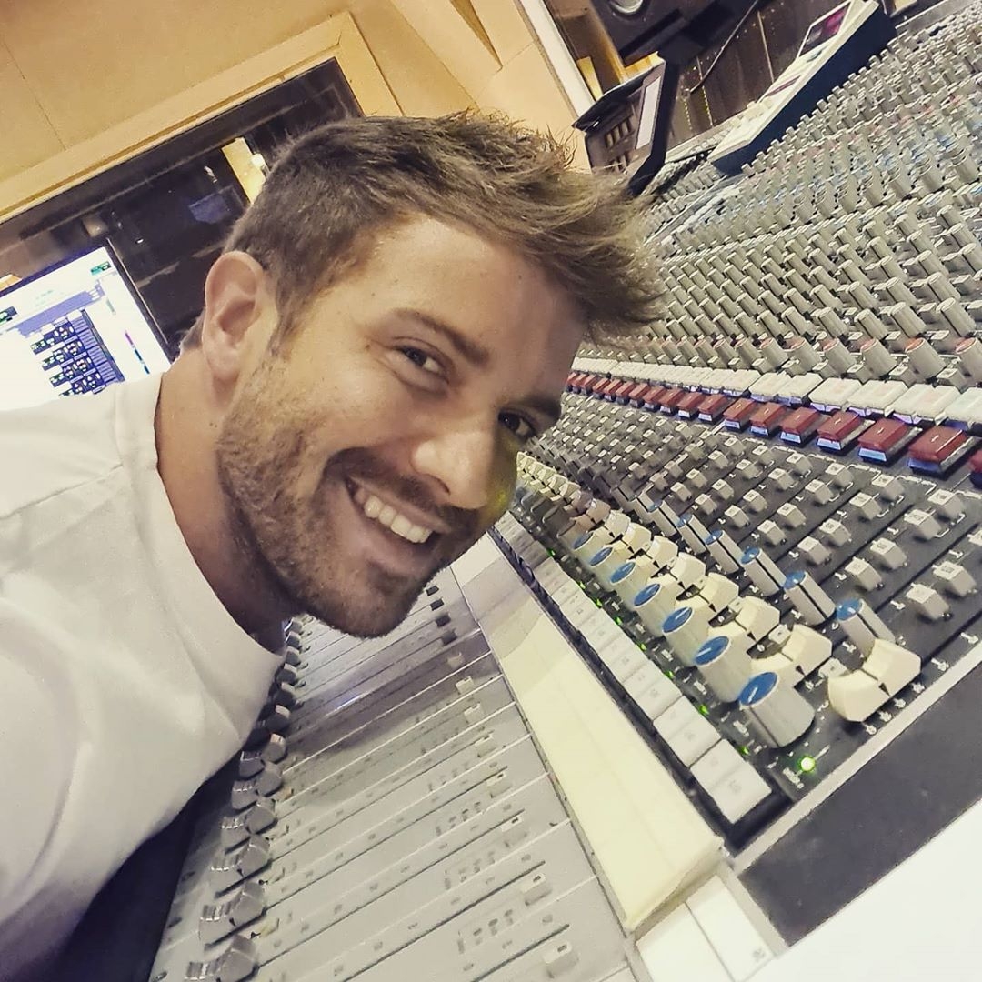 Pablo en el estudio de música 02