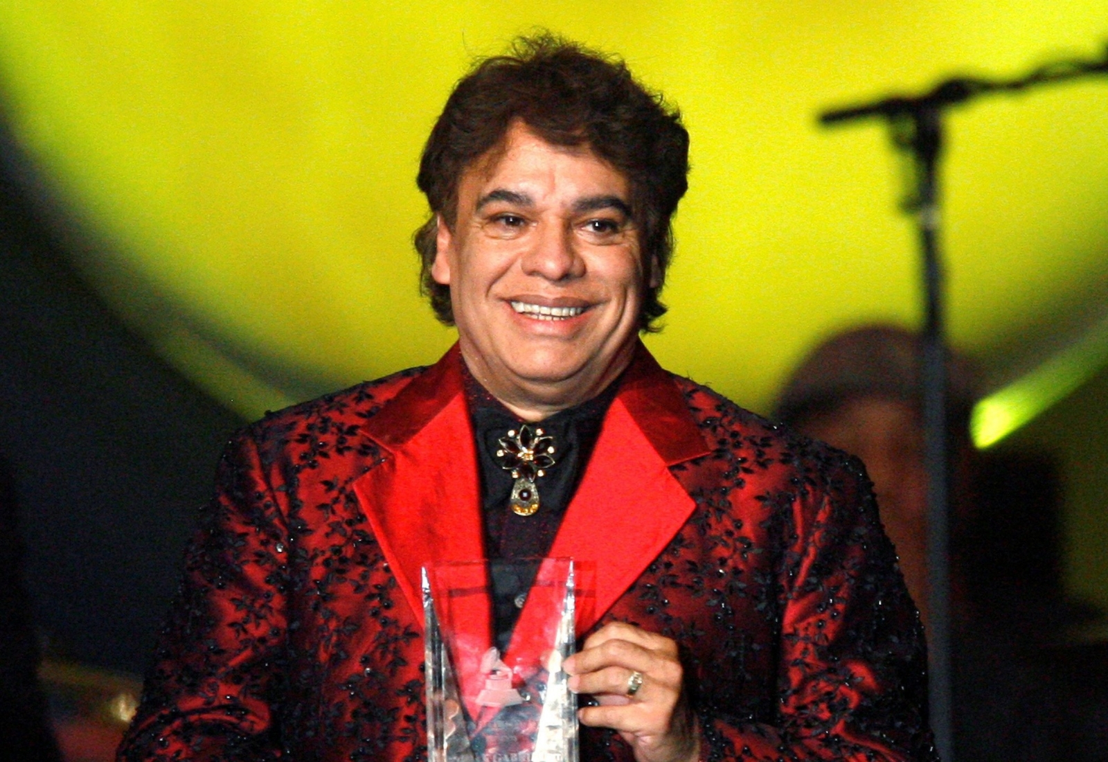 juan-gabriel-chic