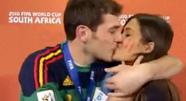el-famoso-beso-en-directo-de-la-pareja-rtve
