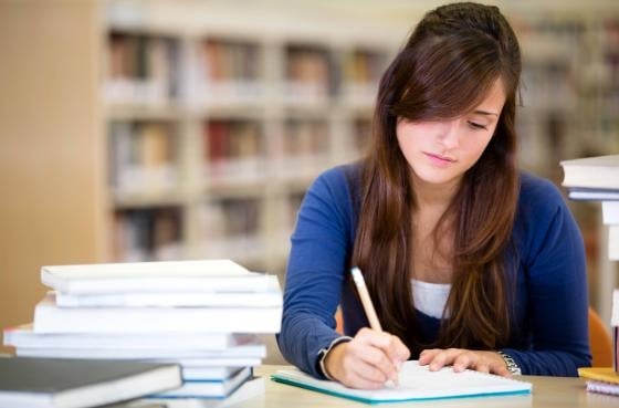 mujer-joven-estudiando-y-escribiendo-libros-cuadernos