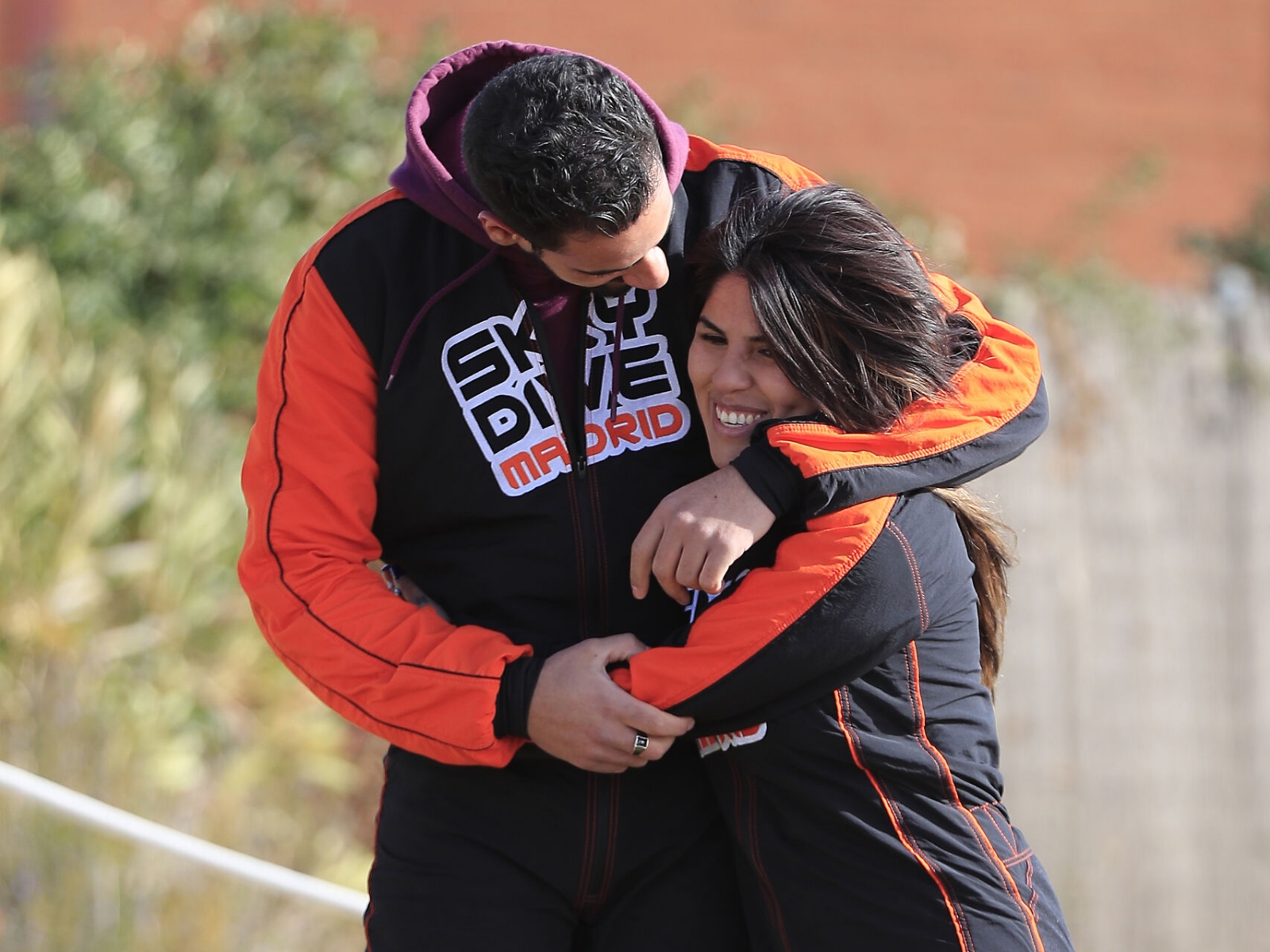 Isa Pantoja - con su novio por la calle