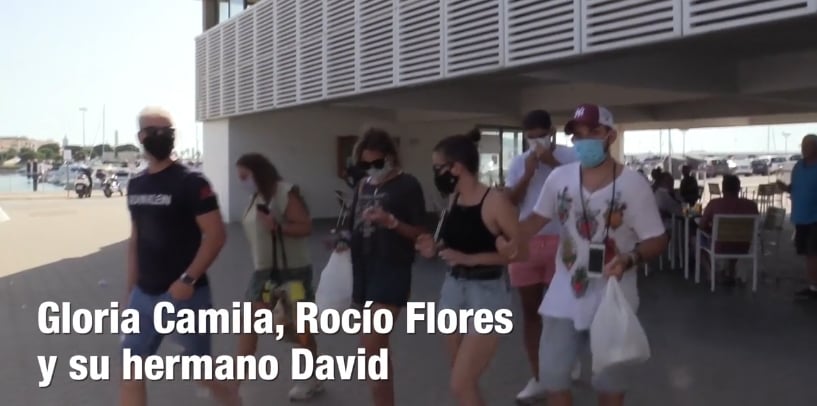 Gloria Camila junto a sus sobrinos