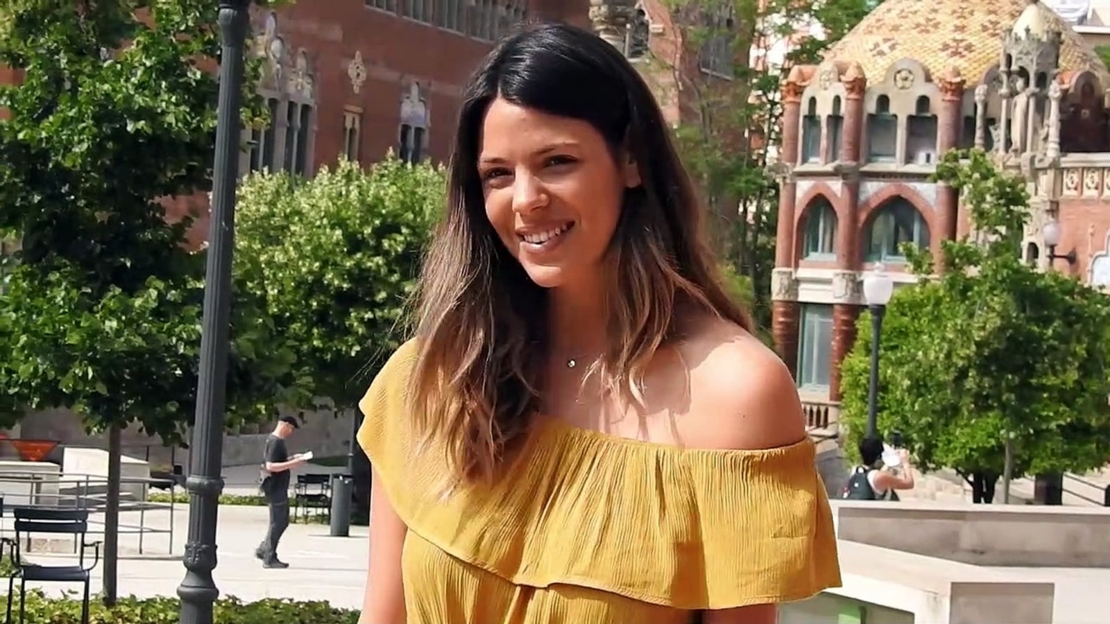 Laura Matamoros - de amarillo