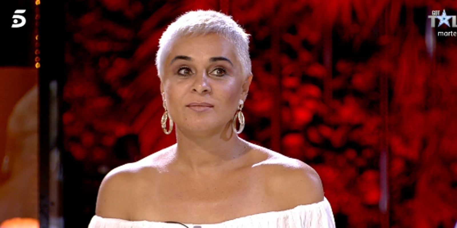 Ana María Aldón - de blanco