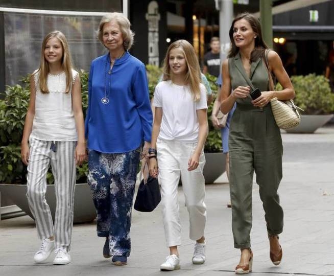 la-reina-sofia-la-reina-letizia-la-princesa-leonor-y-la-infanta-sofia-en-palma-de-mallorca-efe