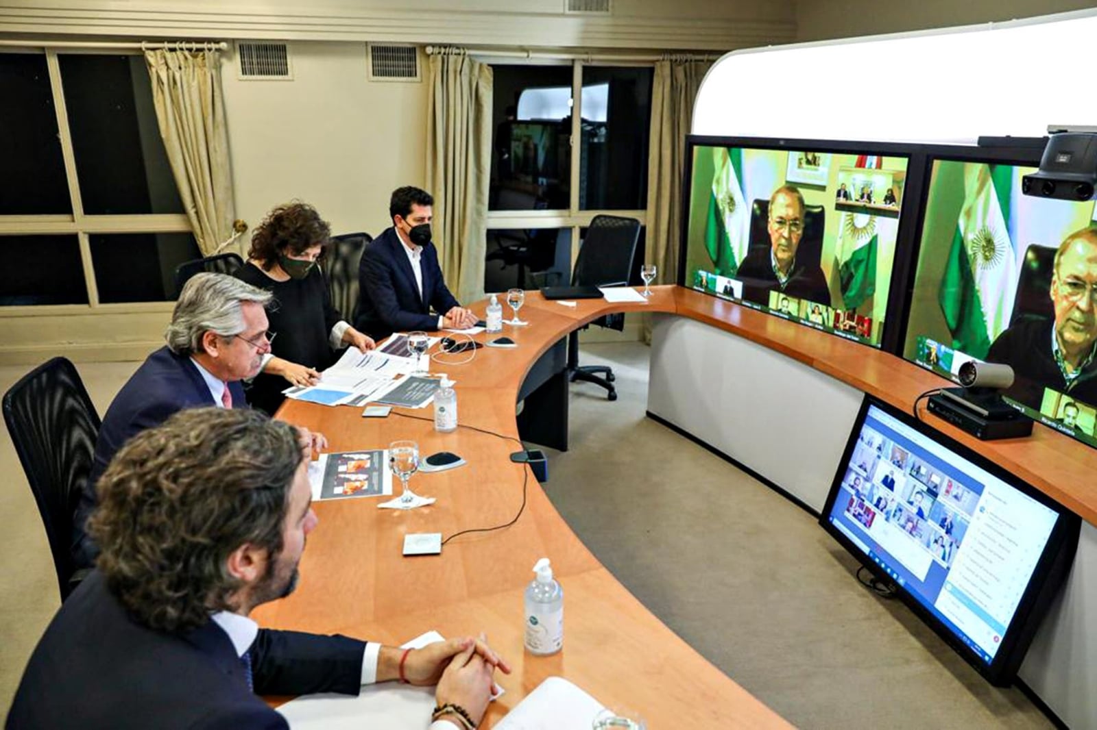 el_presidente_alberto_fernandez_durante_la_videoconferencia_con_gobernadores_crop1591288129422