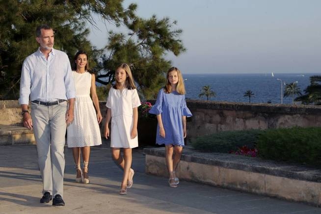 graf9161-palma-de-mallorca-29-07-2018-los-reyes-felipe-y-letizia-y-sus-hijas-la-princesa-leonor-d-y-la-infanta-sofia-posan-esta-tarde-en-el-palacio-de-la-almudaina-de-palma-en-la-tradicional-sesion-fotografica-en