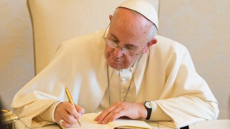 www.minutoneuquen.com papa francisco escribiendo