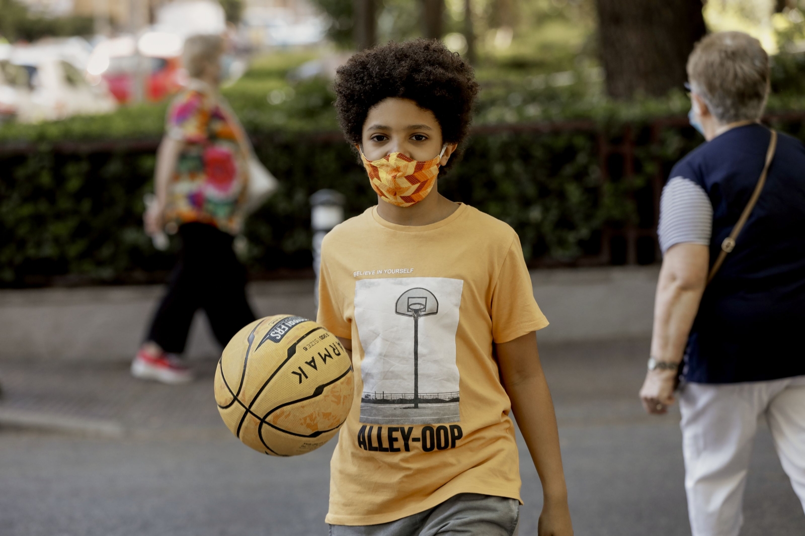 europapress-3170567-nino-actor-modelo-hugo-ndiaye-10-anos-cruza-paso-cebra-pelota-baloncesto
