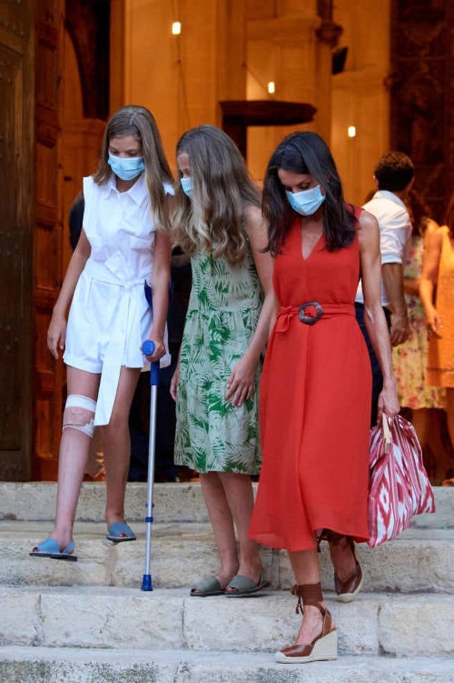 la-reina-letizia-con-su-bolso-de-bolsasfq-en-petra-mallorca-limited-pictures