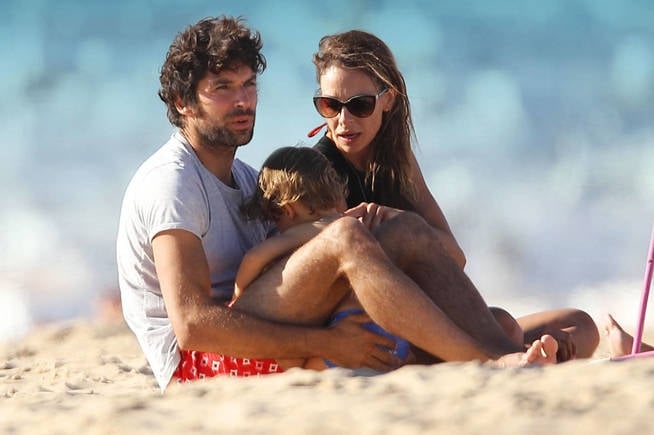cayetano-rivera-y-eva-gonzalez-con-su-hijo-en-la-playa-lagencia-grosby