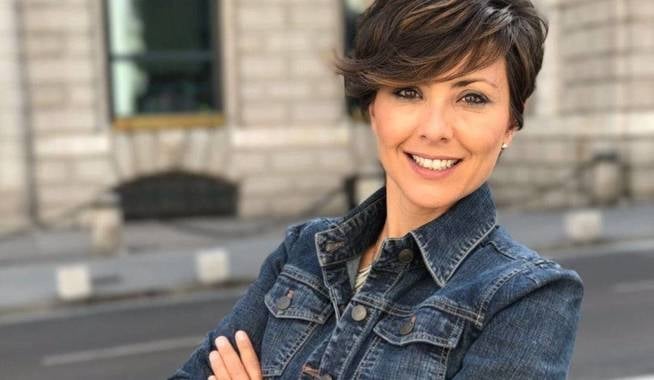 sonsoles-onega-en-una-foto-promocional-para-ya-es-mediodia-mediaset