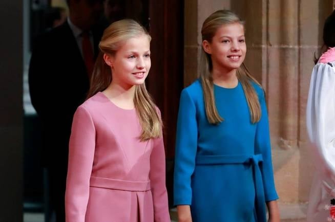 graf2299-oviedo-18-10-2019-la-princesa-leonor-i-y-la-infanta-sofia-d-a-su-llegada-al-acto-de-recepcion-de-los-presidentes-de-los-jurados-miembros-de-los-patronatos-princesa-de-asturias-y-fundacion-princesa-de-ast