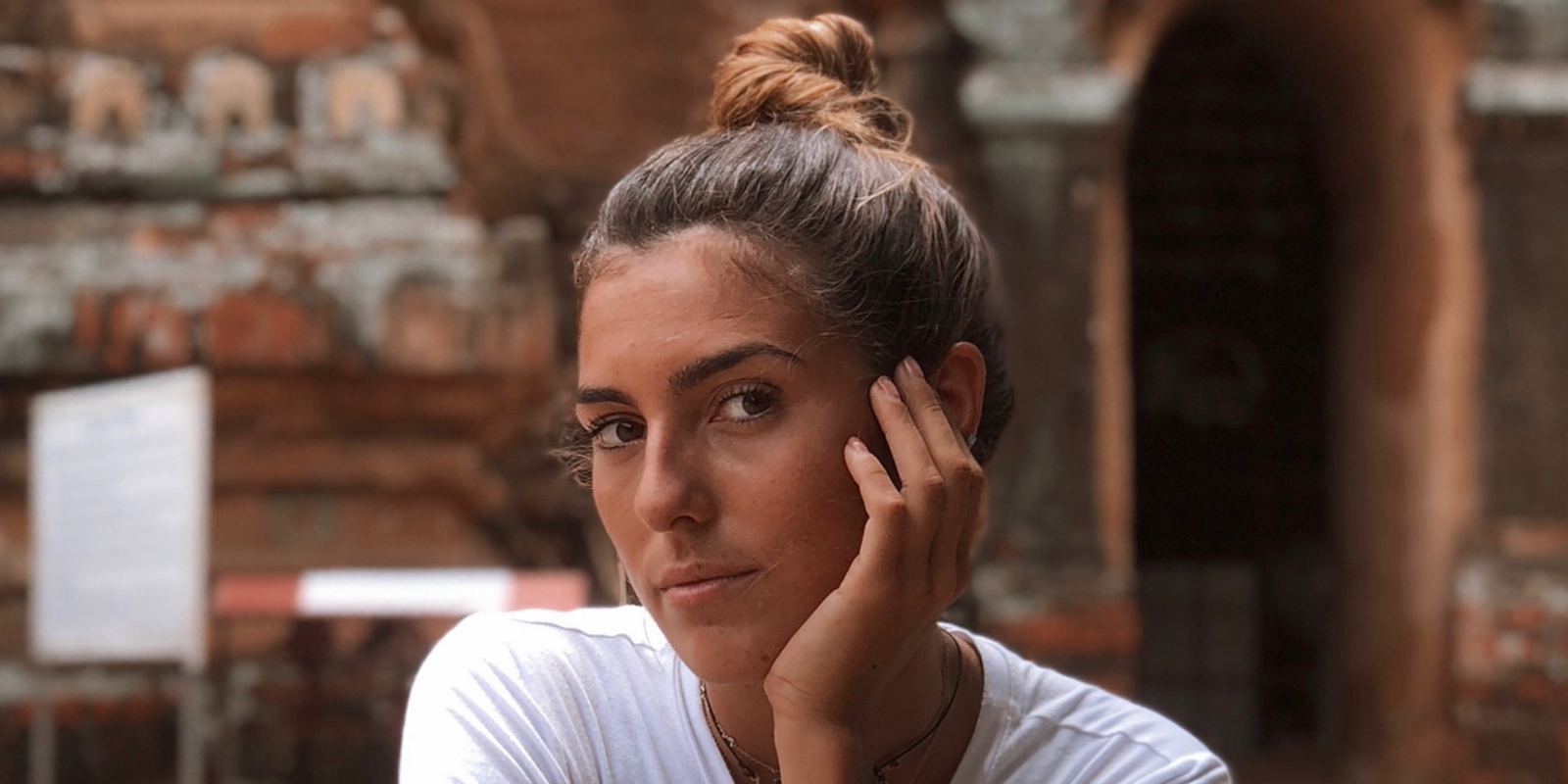 Anna Ferrer - de cabello recogido