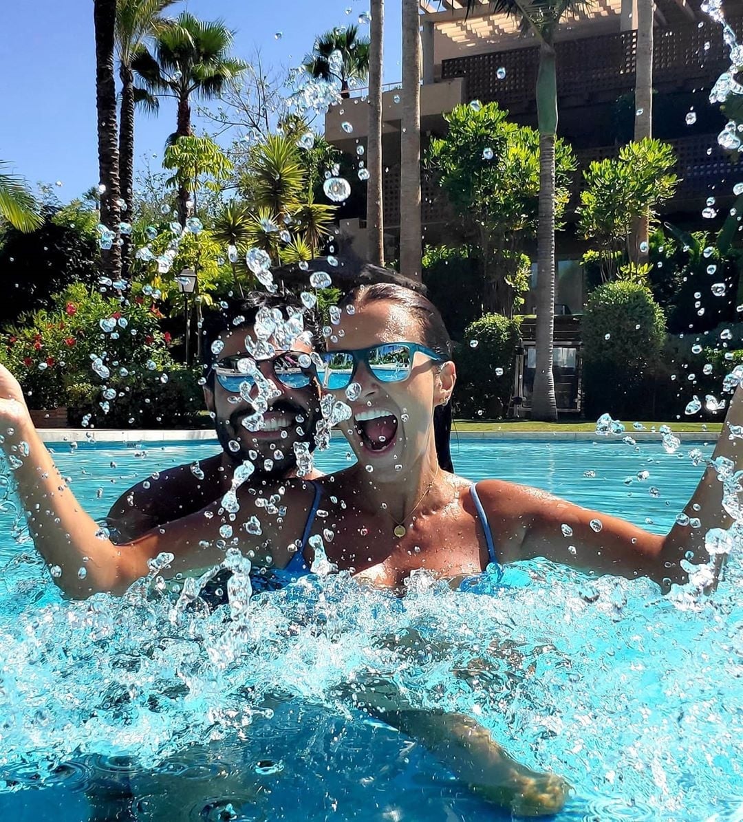 Paula Echevarría y Miguel Torres en el agua 02