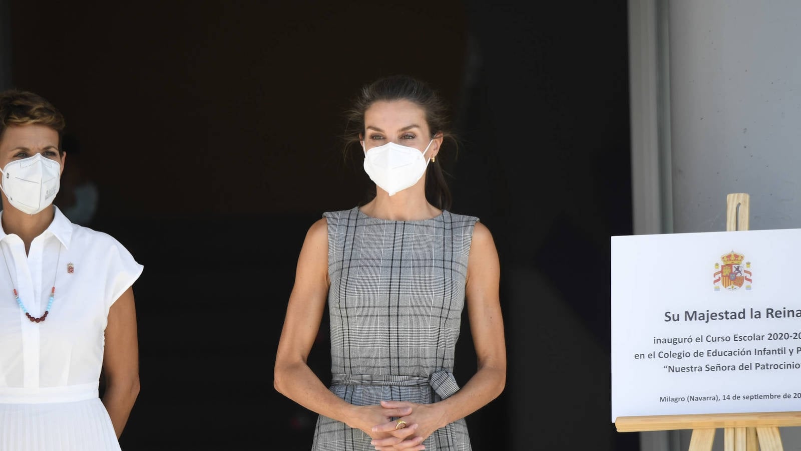 letizia-cambia-de-mascarilla-por-este-motivo-y-recupera-un-top-de-zara-ideal