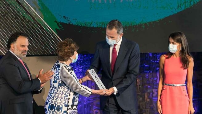 el-rey-felipe-vi-junto-a-la-reina-letizia-recoge-el-premio-a-la-corona-en-los-premios-heraldo.r_d.810-540