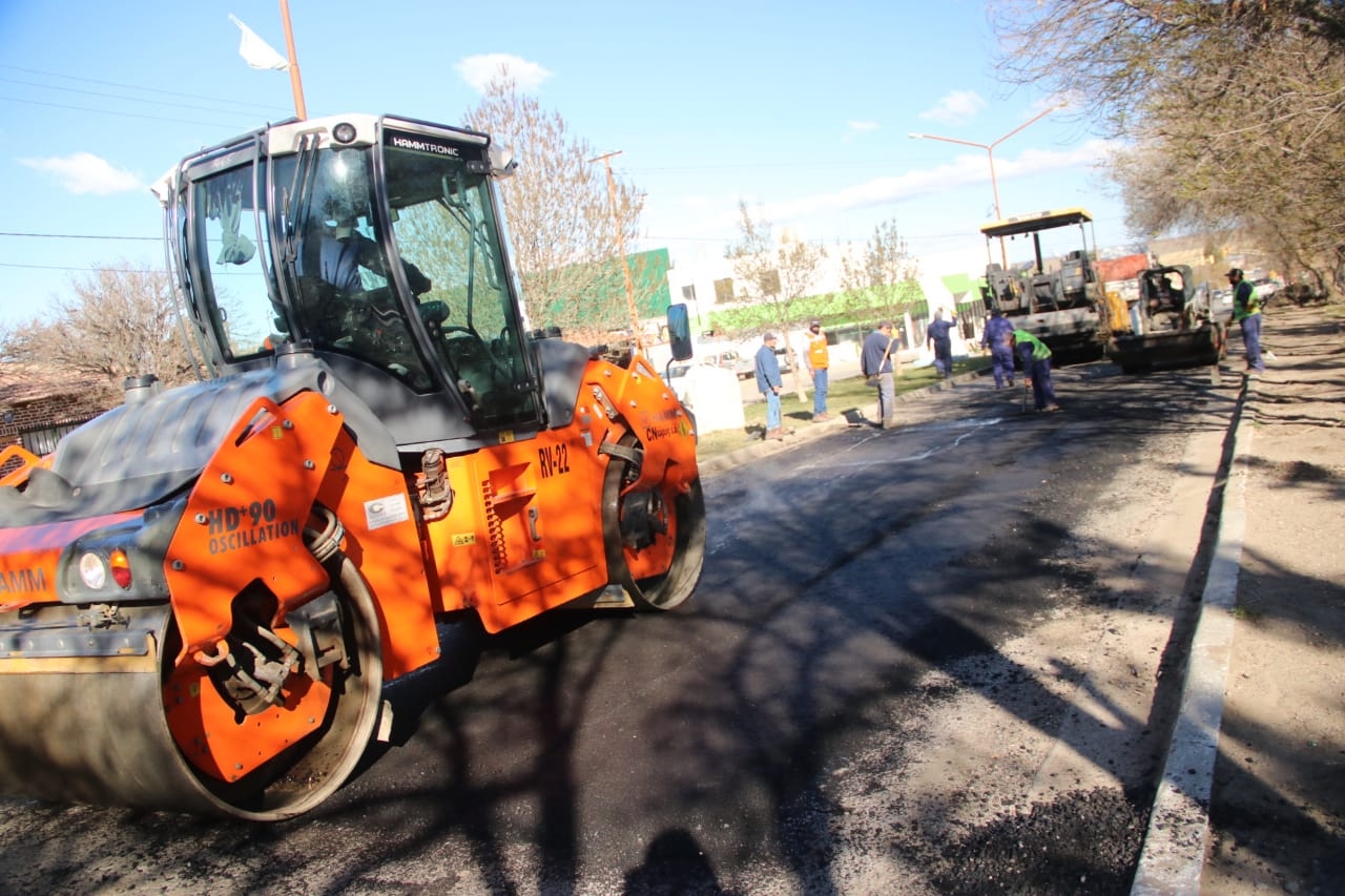 Intenso-trabajo-en-el-bacheo-de-la-Avenida-12-de-Julio-1